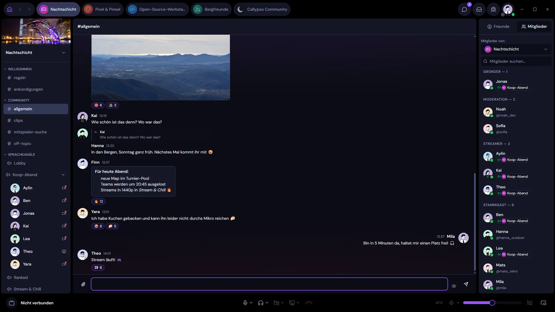 Die Desktop-App im Server Nachtschicht. Links die Kanäle und der Sprachkanal Koop-Abend mit sieben Teilnehmenden, in der Mitte der Kanal allgemein mit einem Bergfoto, Antworten, einer formatierten Liste und Emoji-Reaktionen, rechts die Mitgliederliste nach Rollen.